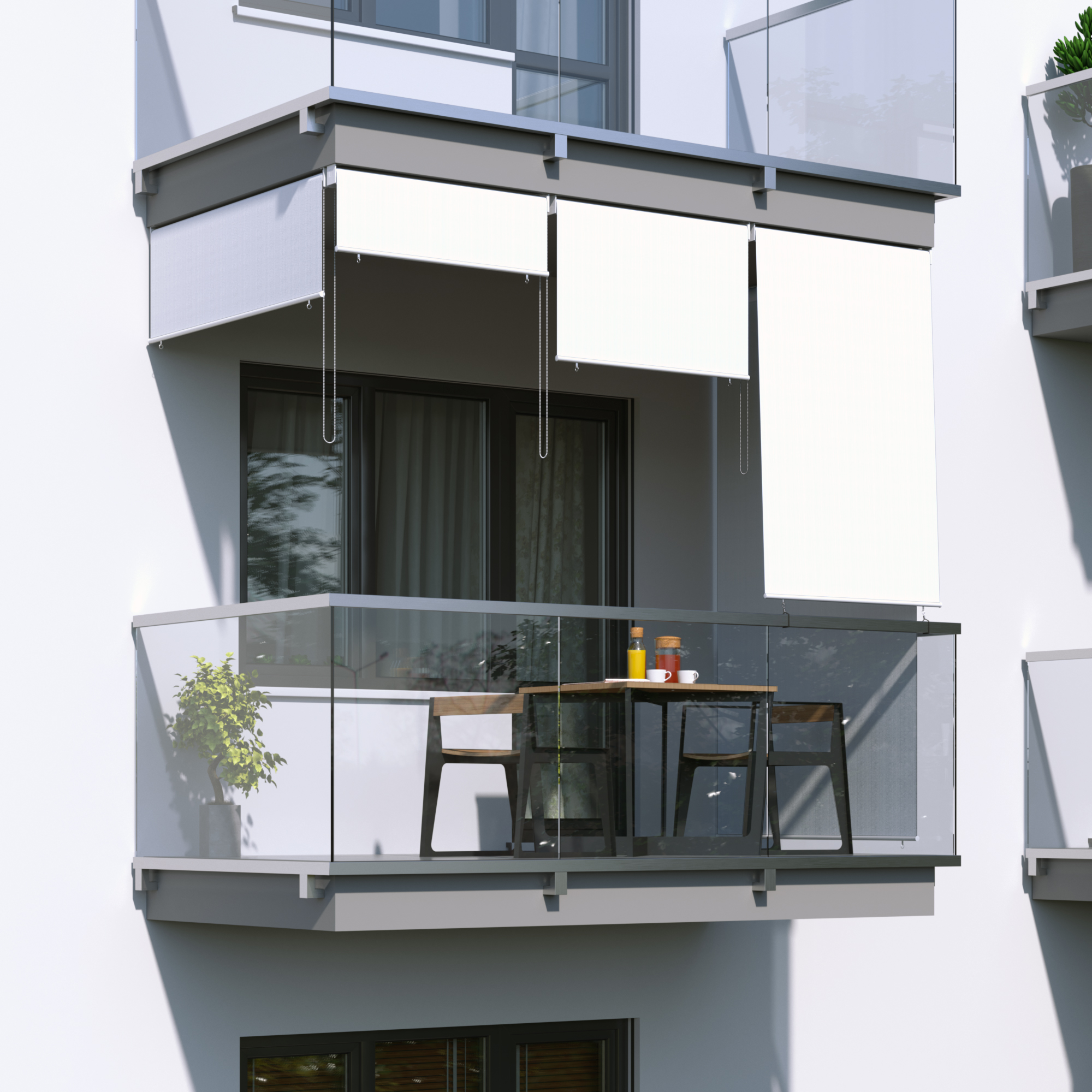 Balcone con tenda verticale sospesa e tavolo con sedie