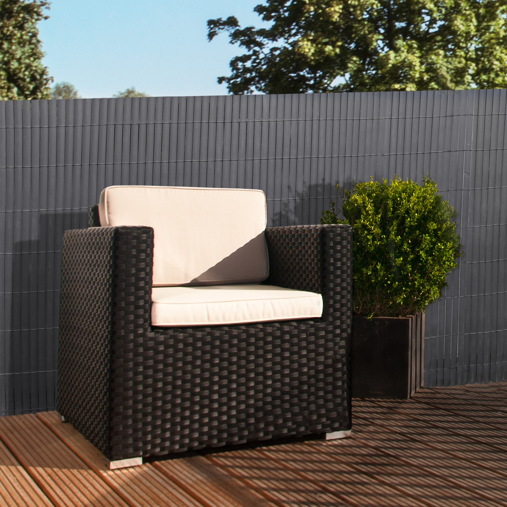 Rete di protezione in PVC su terrazza con sedia e pianta sullo sfondo