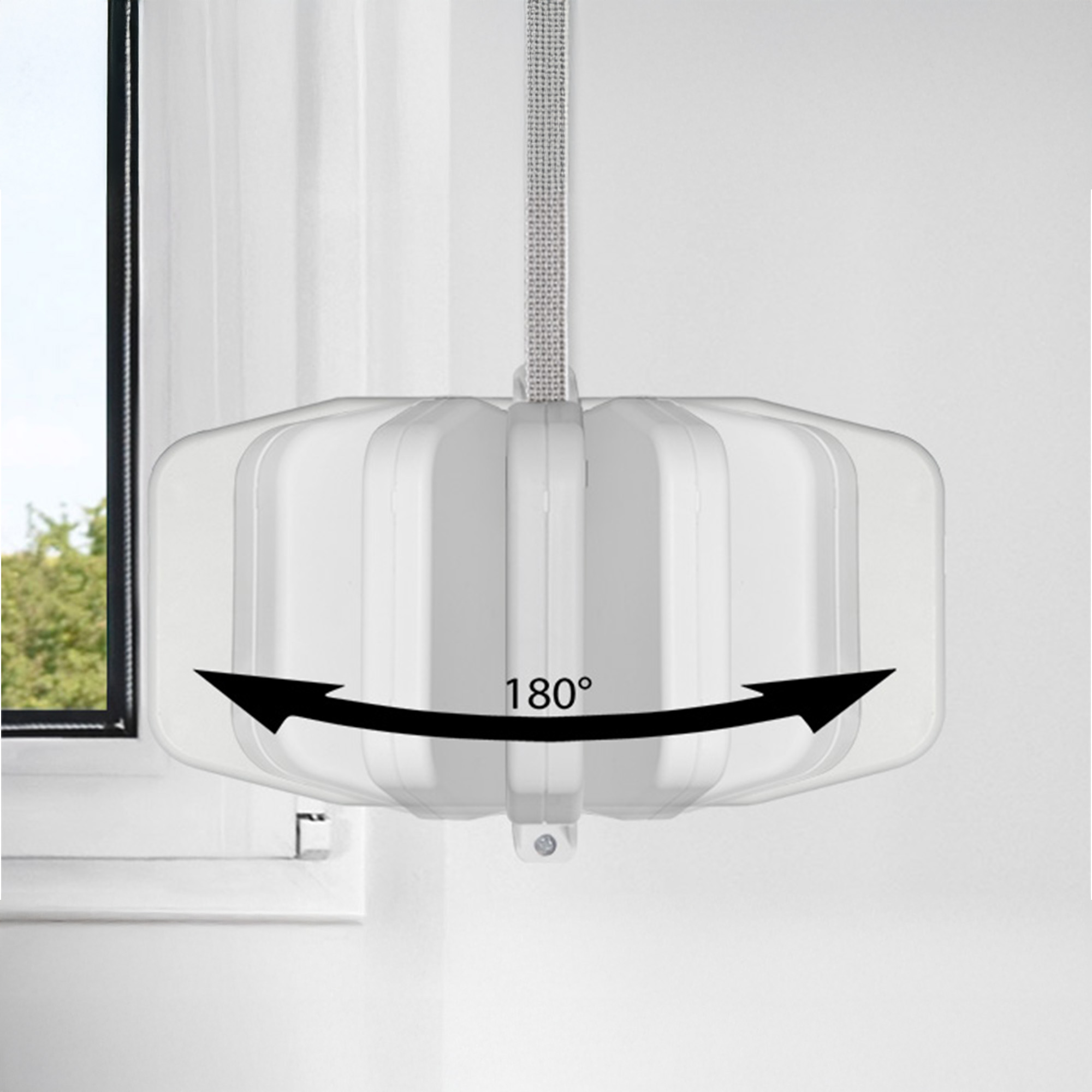 Avvolgitore Maxi a parete con rotazione a 180 gradi, montato accanto a una finestra