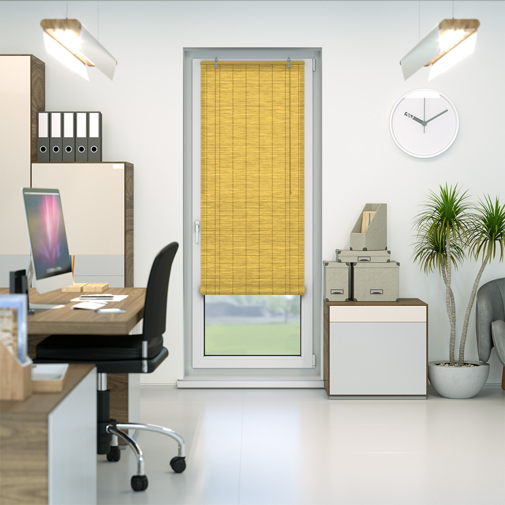 Rullo in bambù su una porta in un ufficio con scrivania e piante sullo sfondo