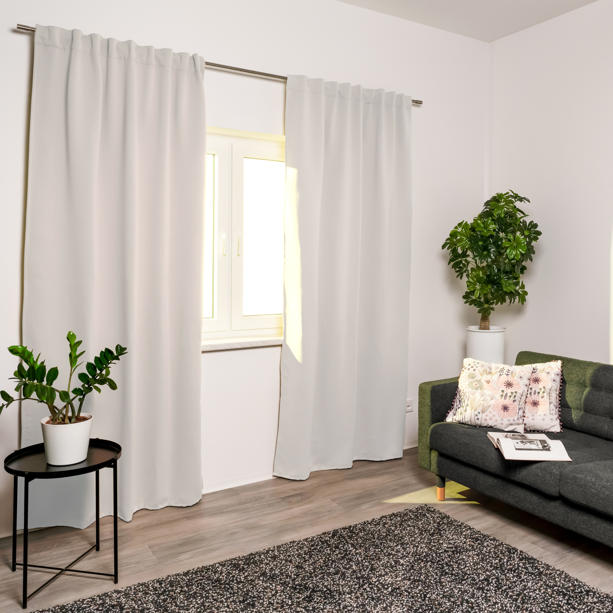 Tenda acustica con nastro combinato davanti a una finestra in un ambiente moderno