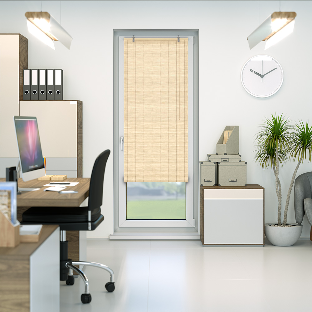 Rullo in bambù su una porta in un ufficio con scrivania e piante sullo sfondo