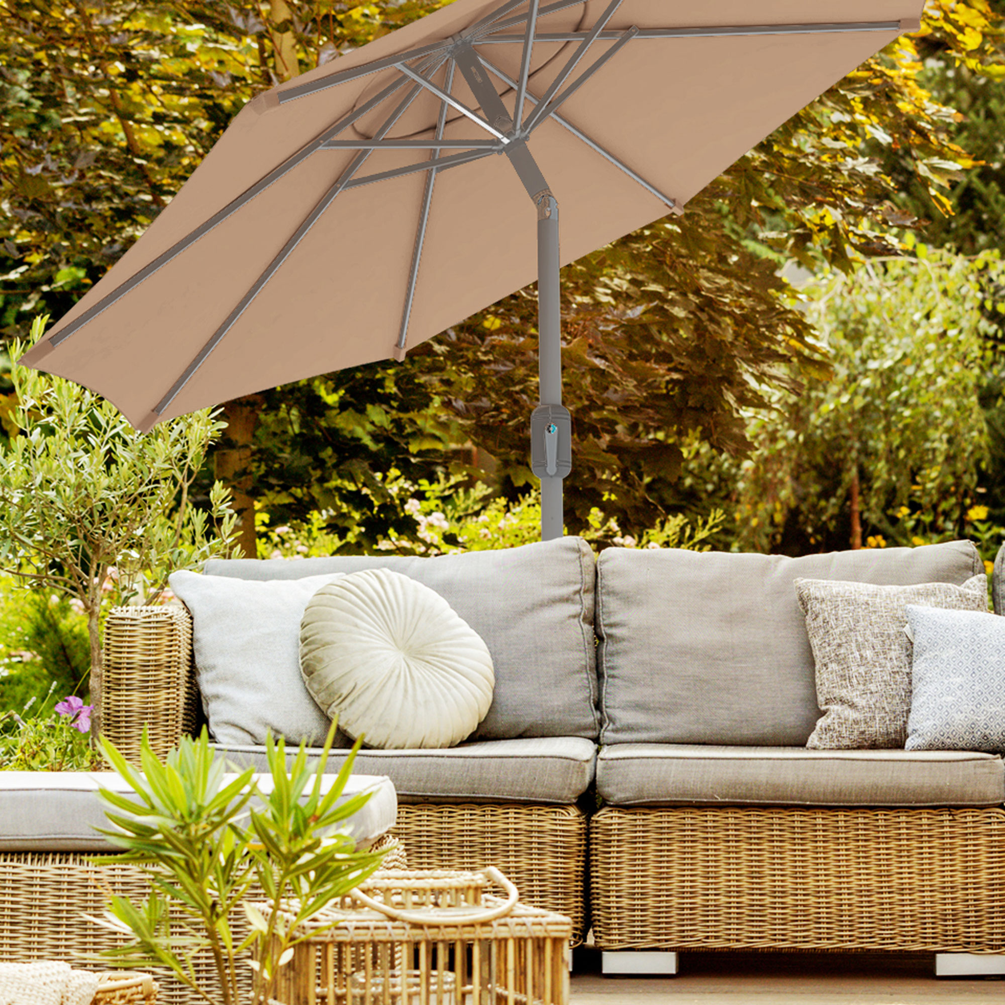 Set di ricambi per ombrellone sopra un divano in rattan in un ambiente da giardino