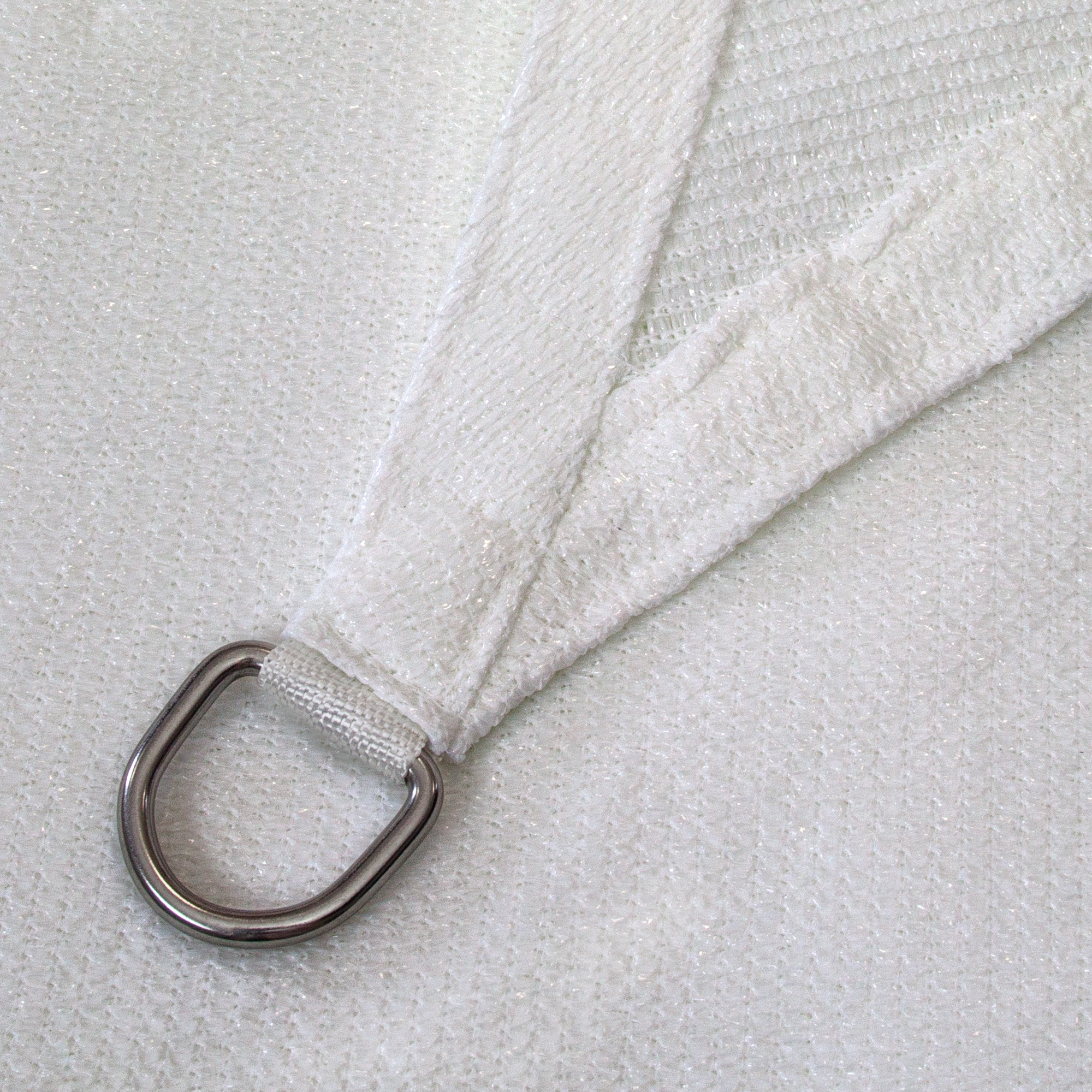 Tenda da sole con anello metallico per fissaggio in materiale traspirante