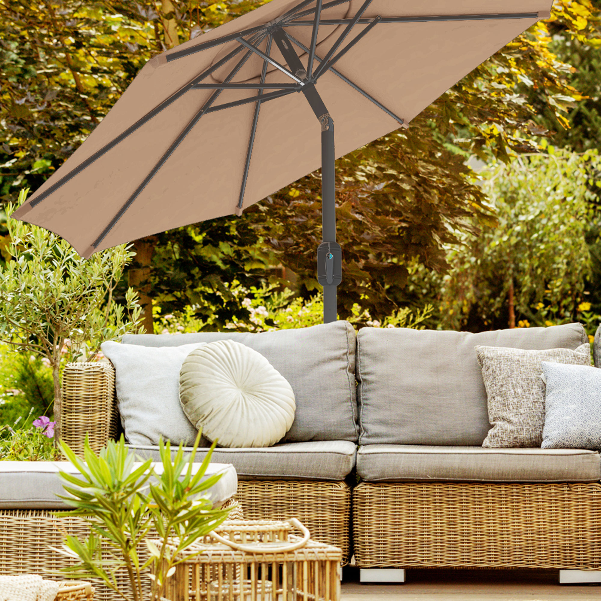 Set di ricambi per ombrellone sopra un divano in rattan in un ambiente da giardino