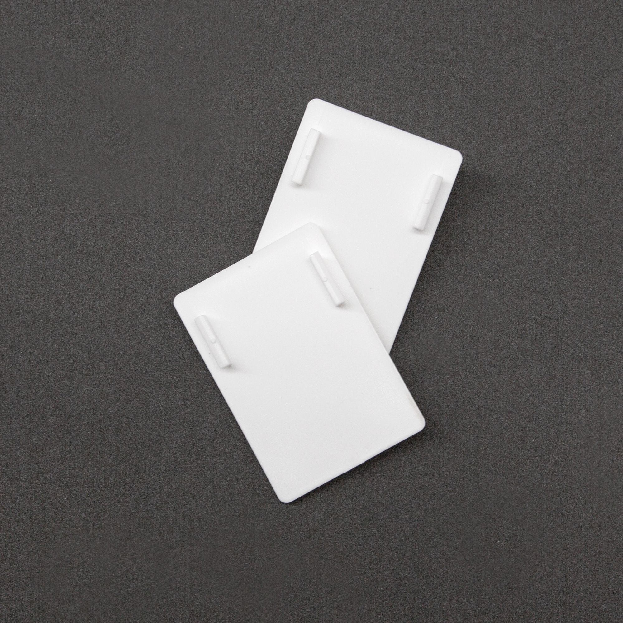 Due piastre adesive rettangolari con supporti per il montaggio di tende oscuranti e termiche