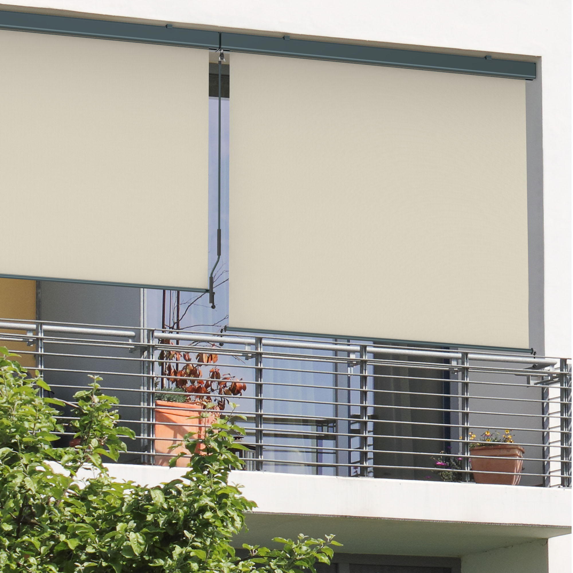 Tenda verticale con cassetta e manovella montata sul balcone