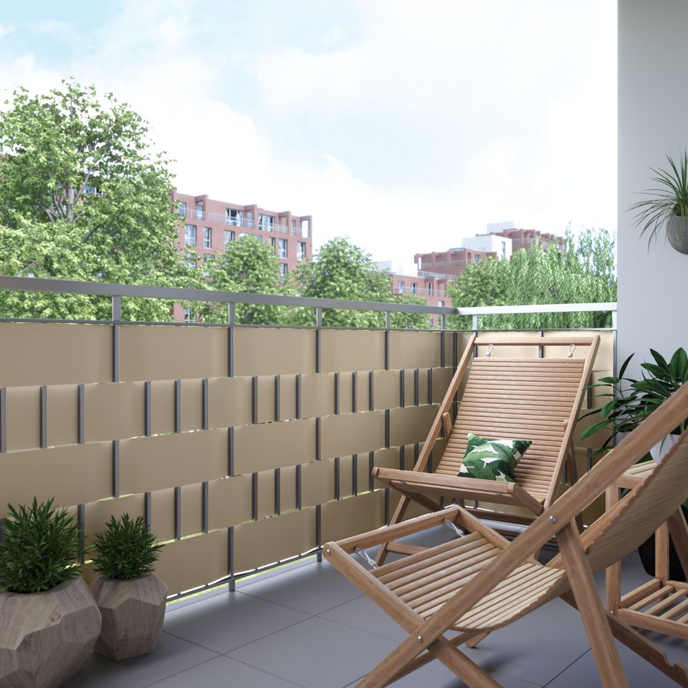 Balcone con strisce di protezione in PVC e clip di fissaggio, due sedie in legno, piante sullo sfondo