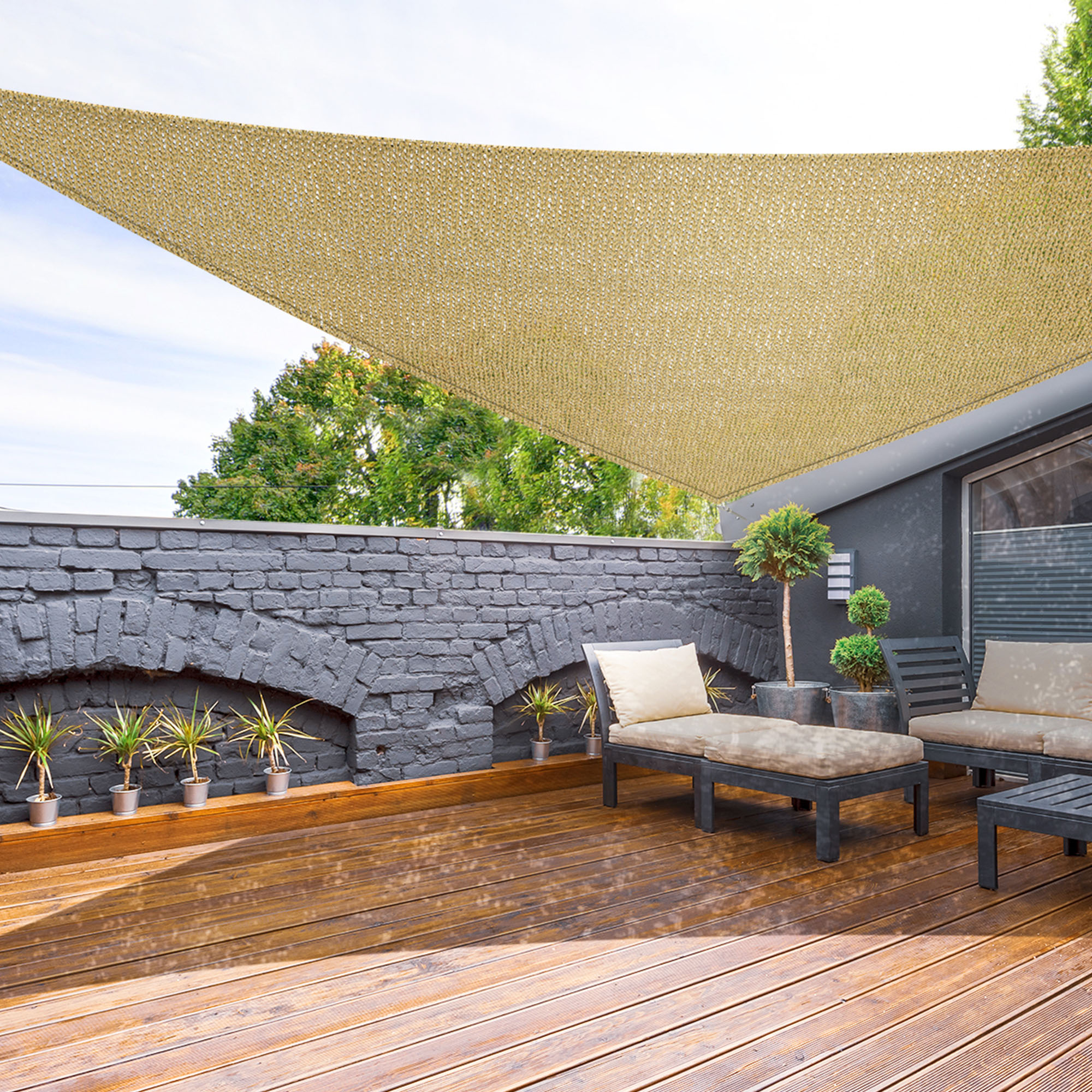 Telo ombreggiante in HDPE traspirante sopra una terrazza con mobili e piante